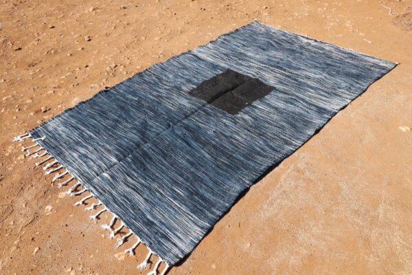 Flatweave abstract rug - Image 2