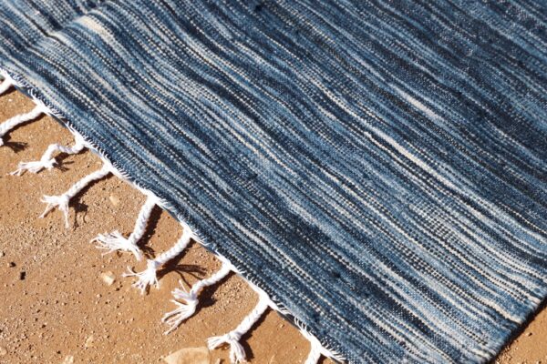 Flatweave abstract rug - Image 4