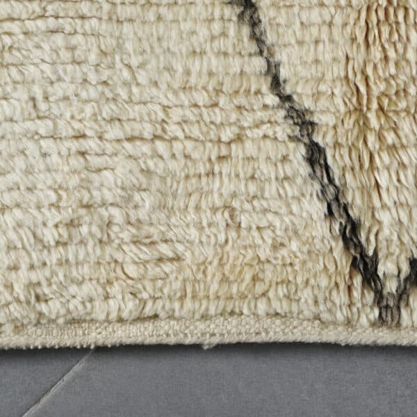 Handmade Moroccan Beni Ouarain Rug with Classic Diamond Lattice - Image 3