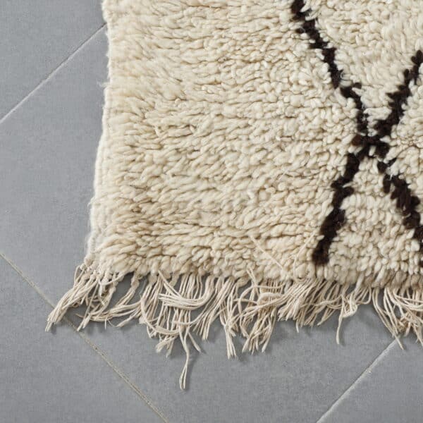 Handmade Moroccan Beni Ouarain Rug with Classic Diamond Lattice - Image 2