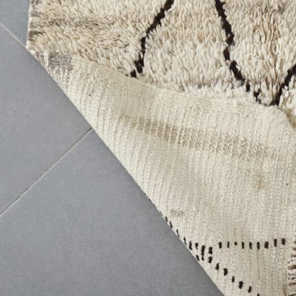 Handmade Moroccan Beni Ouarain Rug with Classic Diamond Lattice - Image 5