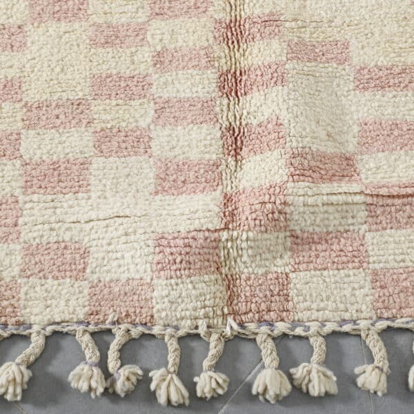 Handmade Moroccan Beni Ouarain Checkered Rug with Tassels - Image 4