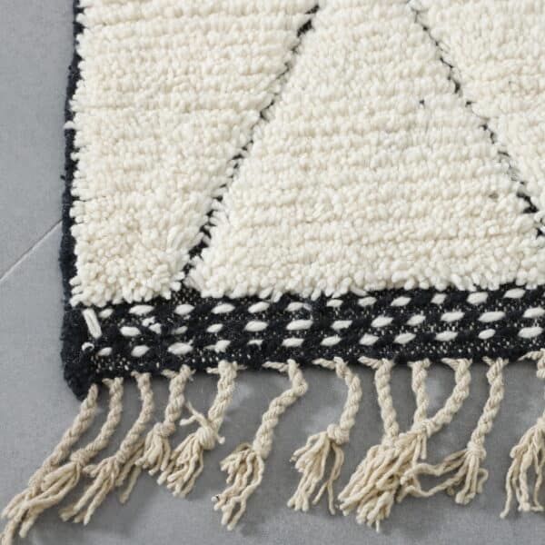 Handmade Moroccan Beni Ouarain Rug with Classic Diamond Lattice - Image 3
