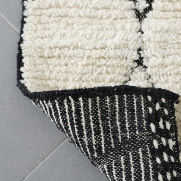 Handmade Moroccan Beni Ouarain Rug with Classic Diamond Lattice - Image 5