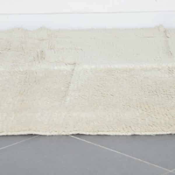 Large Handmade Moroccan Beni Ouarain Rug with Minimalist Geometric Design - Image 4