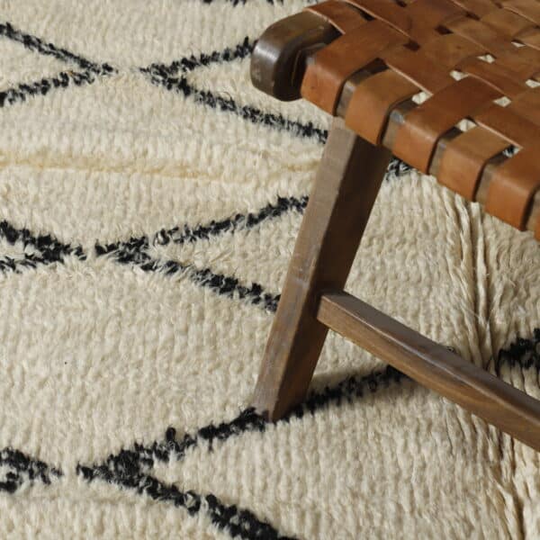 Large Handmade Moroccan Beni Ouarain Rug with Classic Diamond Lattice - Image 4