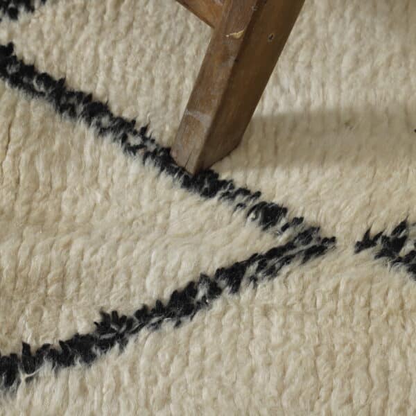 Large Handmade Moroccan Beni Ouarain Rug with Classic Diamond Lattice - Image 2