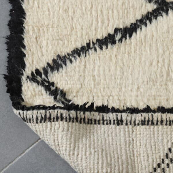 Large Handmade Moroccan Beni Ouarain Rug with Classic Diamond Lattice - Image 3