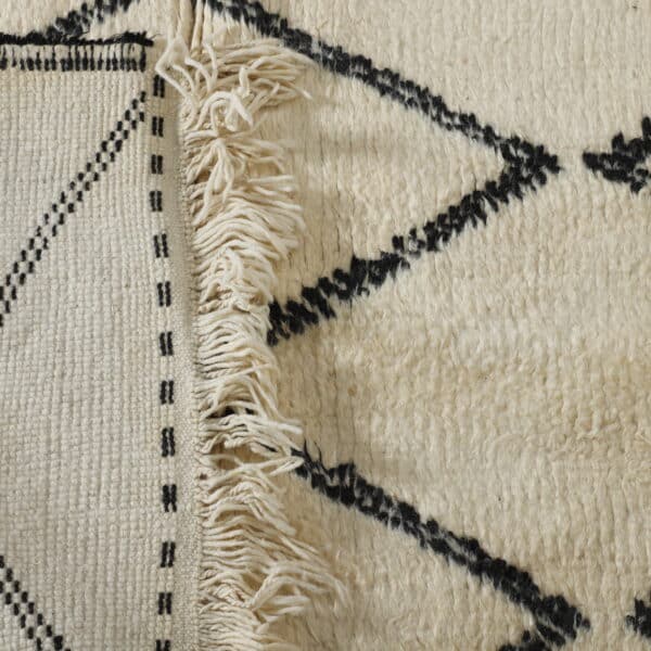 Large Handmade Moroccan Beni Ouarain Rug with Classic Diamond Lattice - Image 6