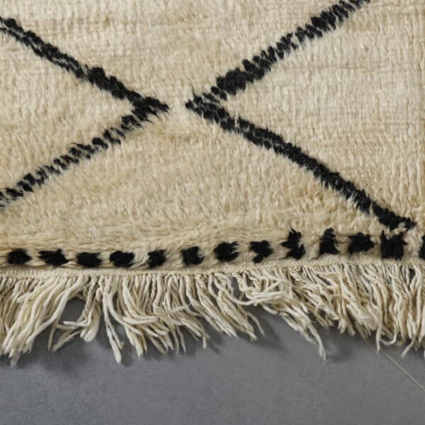 Large Handmade Moroccan Beni Ouarain Rug with Classic Diamond Lattice - Image 7