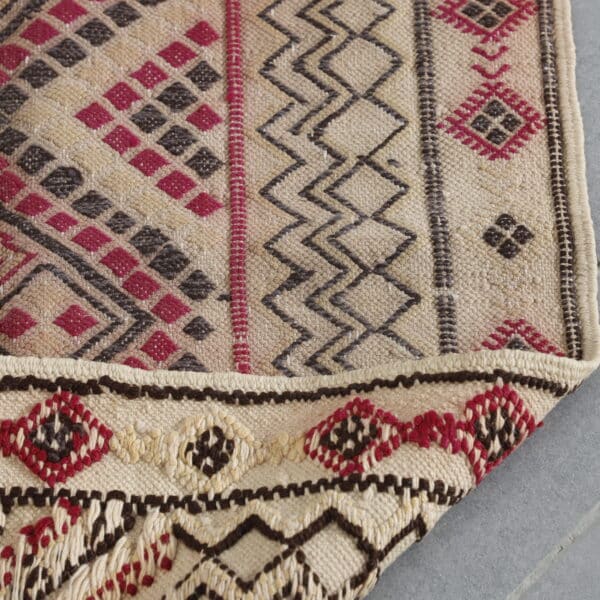 Vintage Handwoven Moroccan Kilim with Geometric Design - Image 5