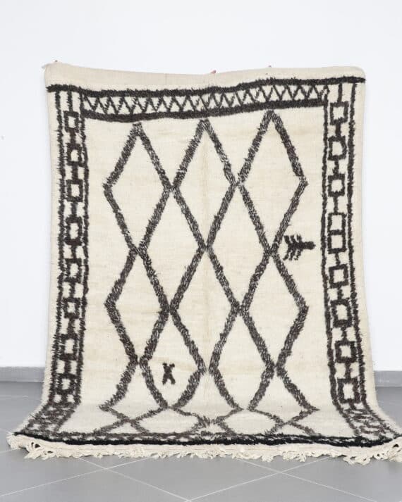 Beni Ourain Rug 9.5x6.1 Ft handknotted in Morocco with Amazigh line patterns