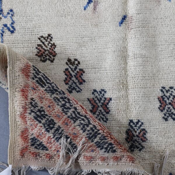 Taznakht Rug 5.4x3.0 Ft – Faded Cream Moroccan Carpet - Image 6