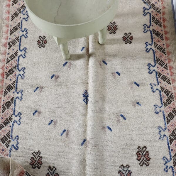 Taznakht Rug 5.4x3.0 Ft – Faded Cream Moroccan Carpet - Image 3